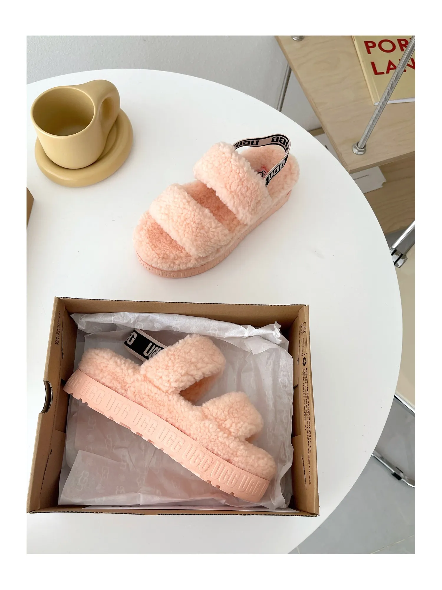💰440 UGG sheepskin all-in-one snow boots 0876 new autumn and winter style Zhou Dongyu's same style furry slippers Product name: Ovlafita, Longfeng Teddy fur muffin bottom slippers, new at the counter simultaneously It is an upgraded version of the classic oh yeah sandals, the corrugated sheepskin material is used to make it more fashionable and cool, the heel strap is the highlight of the entire design, the muffin bottom visually increases, good news for small sisters, large quantities in stock Code number: 35-41 Color: white, gray, black, pink, army green, maroon